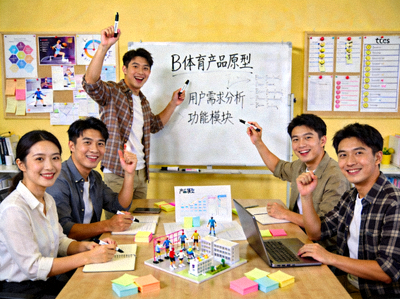B体育初创团队在办公室讨论产品原型 - 充满激情与创意的早期工作场景