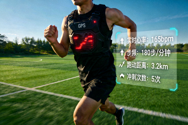 球员佩戴GPS背心进行户外变速跑 - 心肺功能与跑动数据实时回传