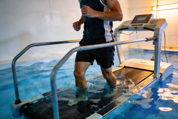 球员正在进行水中跑步机康复训练 - 低冲击有氧恢复阶段