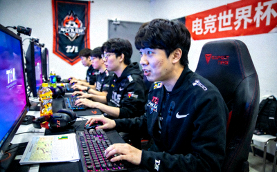 T1战队成员在训练室专注备战电竞世界杯的画面